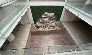 Local comercial 800 m2 sobre Calzada Zavaleta en Plaza Danke con 31 lugares de estacionamiento.