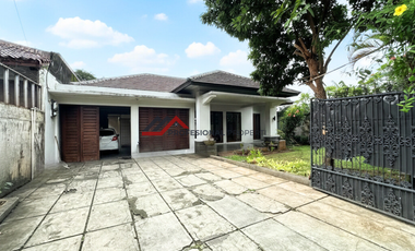 Rumah bagus asri lokasi tenang dengan kolam renang di Kemang jakarta selatan