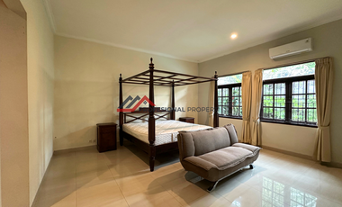 Rumah bagus asri lokasi tenang dengan kolam renang di Kemang jakarta selatan