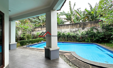 Rumah bagus asri lokasi tenang dengan kolam renang di Kemang jakarta selatan
