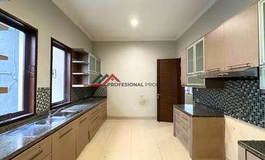 Rumah bagus asri lokasi tenang dengan kolam renang di Kemang jakarta selatan