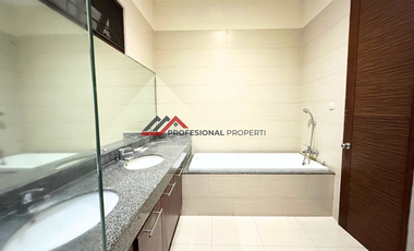 Rumah bagus asri lokasi tenang dengan kolam renang di Kemang jakarta selatan