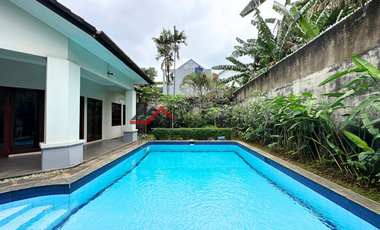 Rumah bagus asri lokasi tenang dengan kolam renang di Kemang jakarta selatan