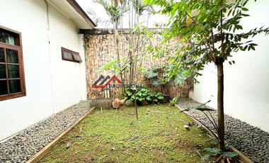 Rumah bagus asri lokasi tenang dengan kolam renang di Kemang jakarta selatan
