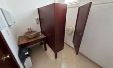 Local comercial 800 m2 sobre 25 Oriente