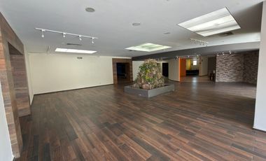 Local comercial 800 m2 sobre 25 Oriente