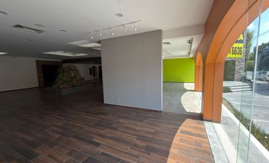 Local comercial 800 m2 sobre 25 Oriente