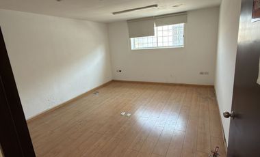 Local comercial 800 m2 sobre 25 Oriente