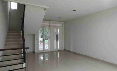 disewa rumah bagus 4BR si cluster Maple summarecon Bekasi