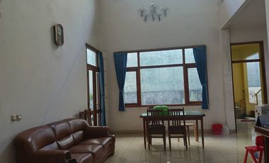 RUMAH IDAMAN MINIMALIS MODERN 3 LANTAI LINGKUNGAN ASRI NYAMAN SIAP HUNI DI SETRADUTA BANDUNG