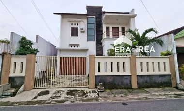 DIJUAL RUMAH MEWAH 2 LANTAI DEKAT STADION MANAHAN SOLO