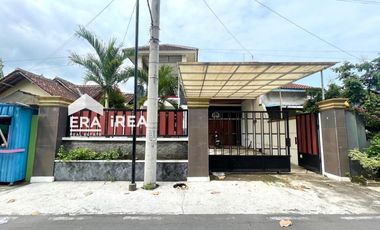 RUMAH 2 LANTAI DIJUAL DI SOLO BARAT KLATEN DEKAT PASAR JUWIRING