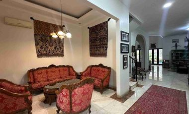 di jual rumah cantik dengan kolam renang pribadi dan harga murah lokasi sangat strategis di Simatupang