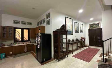 di jual rumah cantik dengan kolam renang pribadi dan harga murah lokasi sangat strategis di Simatupang