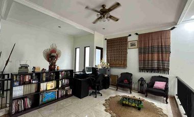 di jual rumah cantik dengan kolam renang pribadi dan harga murah lokasi sangat strategis di Simatupang