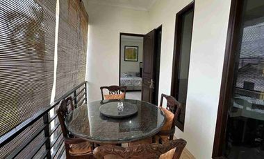di jual rumah cantik dengan kolam renang pribadi dan harga murah lokasi sangat strategis di Simatupang