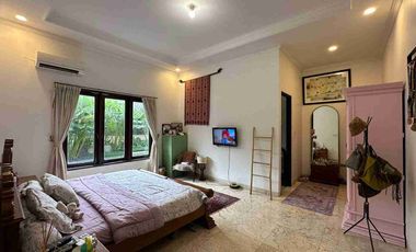 di jual rumah cantik dengan kolam renang pribadi dan harga murah lokasi sangat strategis di Simatupang