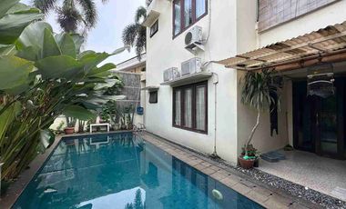 di jual rumah cantik dengan kolam renang pribadi dan harga murah lokasi sangat strategis di Simatupang