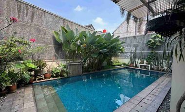 di jual rumah cantik dengan kolam renang pribadi dan harga murah lokasi sangat strategis di Simatupang