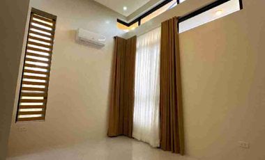 Brand new high ceiling bungalow with swimming pool for sale