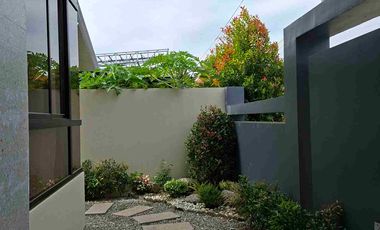 Brand new high ceiling bungalow with swimming pool for sale