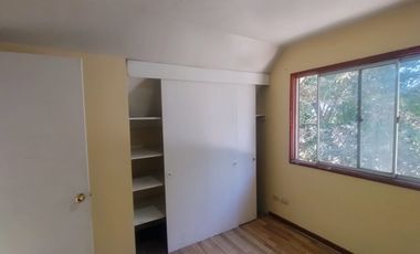 ARRIENDO CASA EN SECTOR RESIDENCIAL A PASOS DE AVENIDA, SUPERMERCADOS Y COLEGIOS