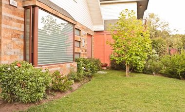 SE ARRIENDA CASA CON PISCINA EN SECTOR RESIDENCIAL A PASOS DE SUPERMERCADOS, COLEGIOS