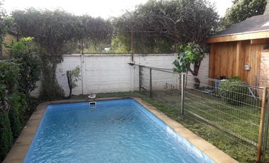 SE ARRIENDA CASA CON PISCINA EN SECTOR RESIDENCIAL A PASOS DE SUPERMERCADOS, COLEGIOS