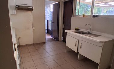 Se arrienda amplia casa en Calle Trizano – Excelente ubicación