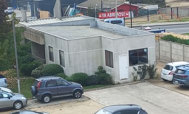 Quilpué. Amplio y moderno departamento. Tres dormitorios, bodega, estacionamiento. Muy buena ubicación.