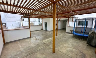 “Casa En Venta _ Frente A Parque _ Urb. Vista Alegre _ Santiago De Surco 