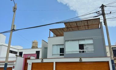 “Casa En Venta _ Frente A Parque _ Urb. Vista Alegre _ Santiago De Surco 
