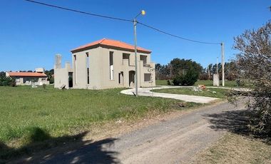 Hermosa quinta con casa a terminar a mts del río Paraná.
