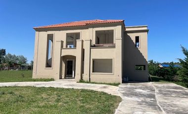 Hermosa quinta con casa a terminar a mts del río Paraná.