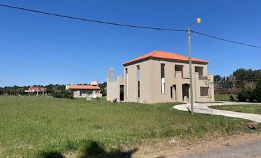 Hermosa quinta con casa a terminar a mts del río Paraná.