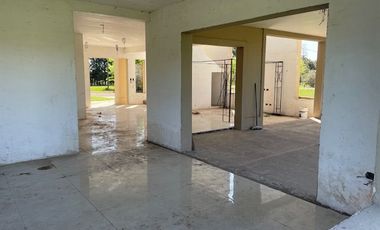 Hermosa quinta con casa a terminar a mts del río Paraná.