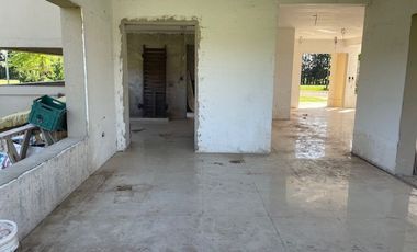 Hermosa quinta con casa a terminar a mts del río Paraná.