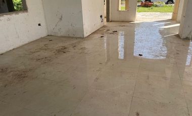 Hermosa quinta con casa a terminar a mts del río Paraná.