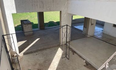 Hermosa quinta con casa a terminar a mts del río Paraná.