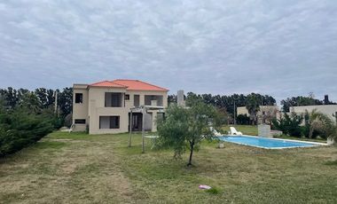 Hermosa quinta con casa a terminar a mts del río Paraná.