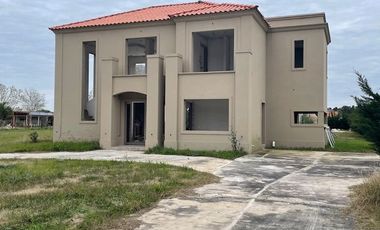 Hermosa quinta con casa a terminar a mts del río Paraná.