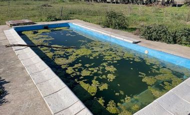 Quinta con amplio lote y pileta instalada.