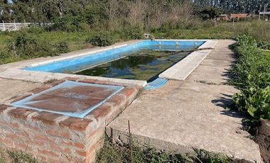 Quinta con amplio lote y pileta instalada.