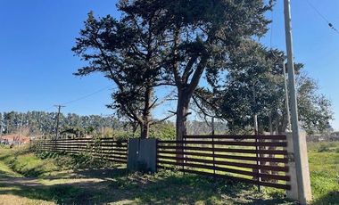 Quinta con amplio lote y pileta instalada.