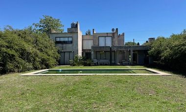 Hermosa quinta en venta con amplia casa pileta y parque