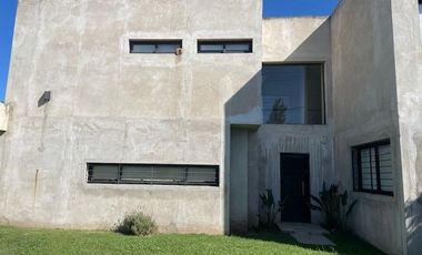 Hermosa quinta en venta con amplia casa pileta y parque