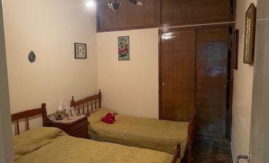 Casa en excelente estado con 2/3 habitaciones, garage, patio.