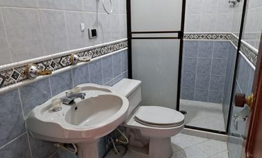 SE ARRIENDA CASA PRIMER PISO CON LOCAL BARRIO JUNIN