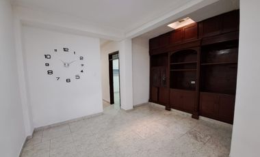 SE ARRIENDA CASA PRIMER PISO CON LOCAL BARRIO JUNIN