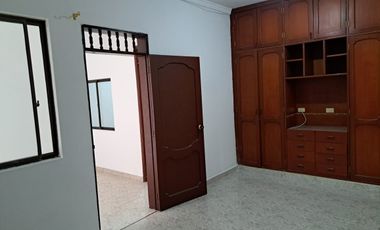 SE ARRIENDA CASA PRIMER PISO CON LOCAL BARRIO JUNIN